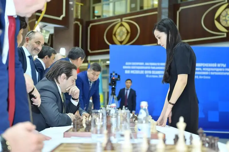 В Мажилисе определили лучших в шахматном поединке с Динарой Садуакасовой