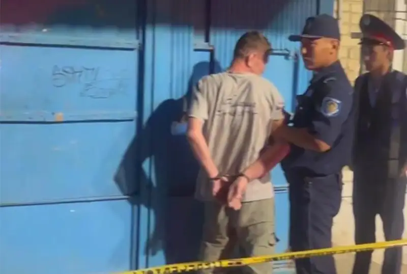 Житель ЗКО ударил ножом в шею своего собутыльника