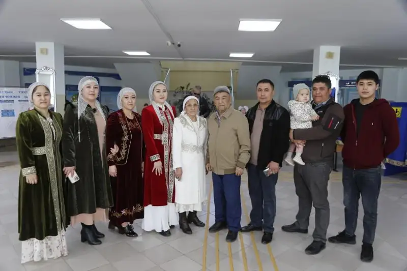 Многодетная мать пришла на выборы со всей семьей в Атырау