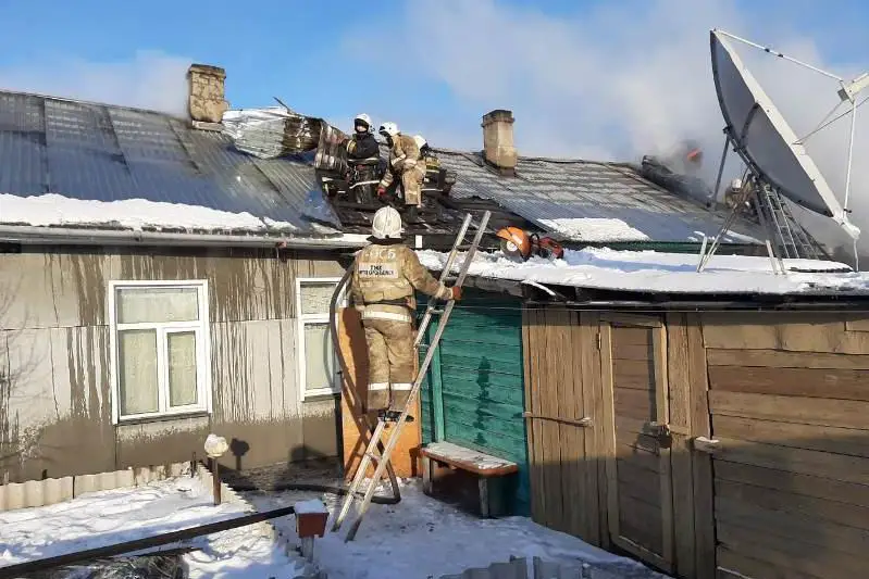 Более 20 пожарных тушили жилой дом в Петропавловске