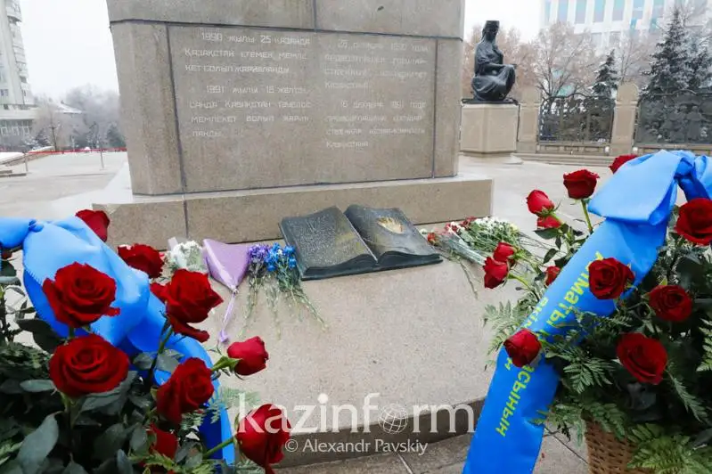 В Алматы возложили цветы к монументу Независимости