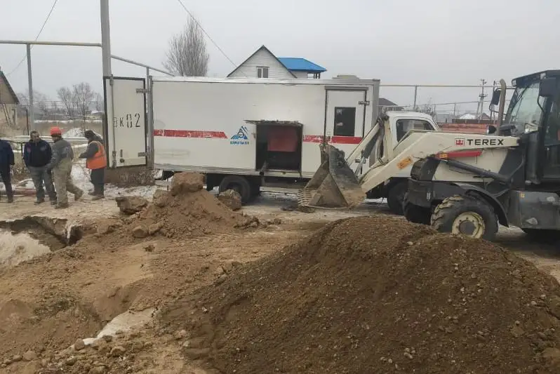 Дорога провалилась сквозь землю в Алматы: образовалась огромная дыра