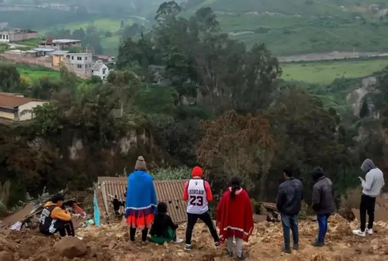 Жители деревни в Эквадоре оказались погребены заживо под оползнем