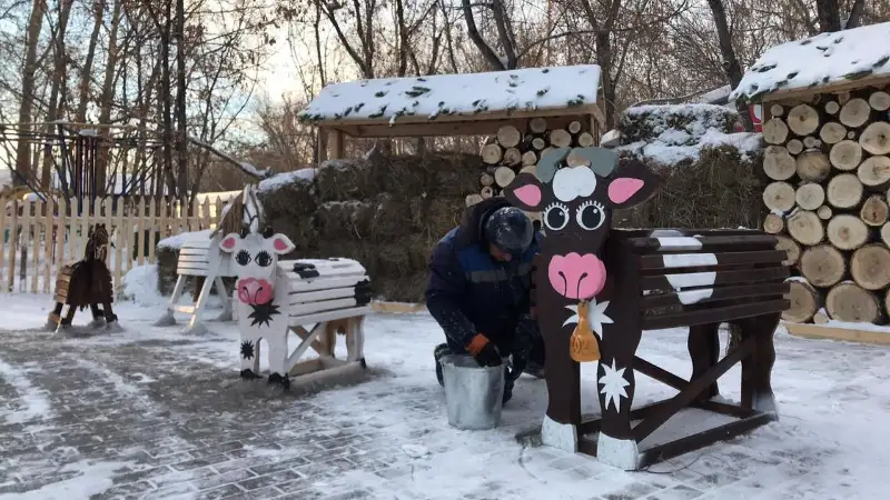 Центральный парк Караганды украшают к Новому году