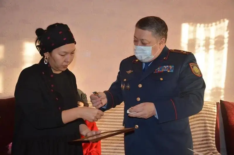 В Атырау поздравили родных полицейских, погибших при исполнении служебного долга