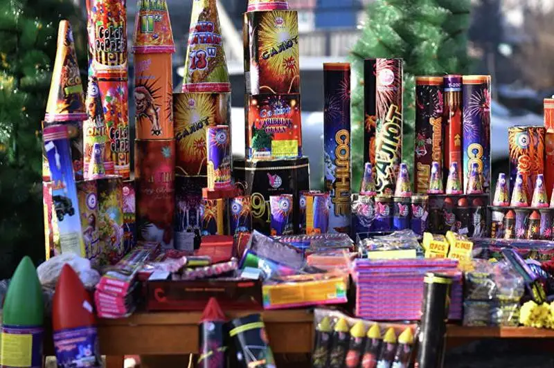 Как использовать пиротехнику в общественных местах, рассказали спасатели