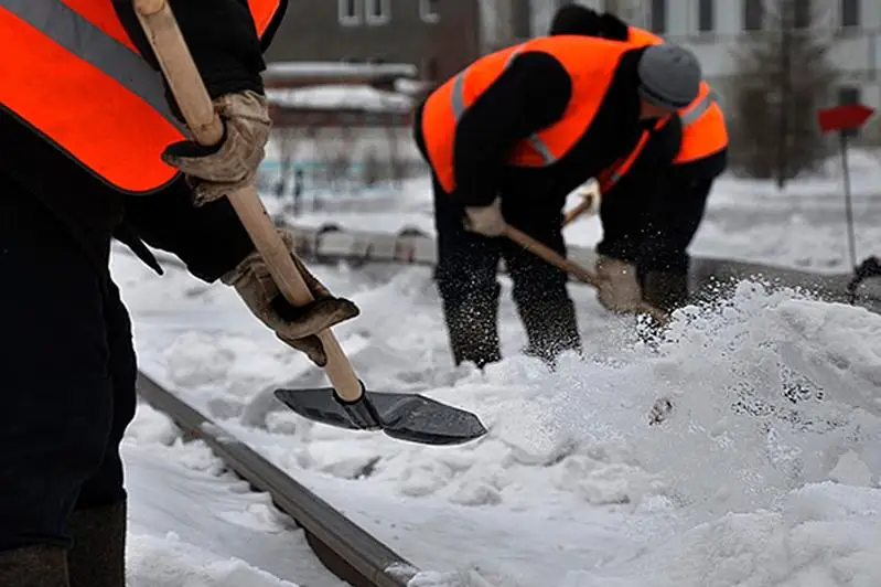 Полторы тысячи человек чистят Алматы от снега