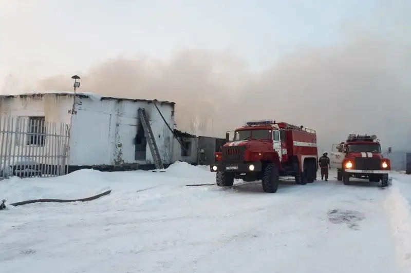 40 огнеборцев тушили пожар на складе в Усть-Каменогорске