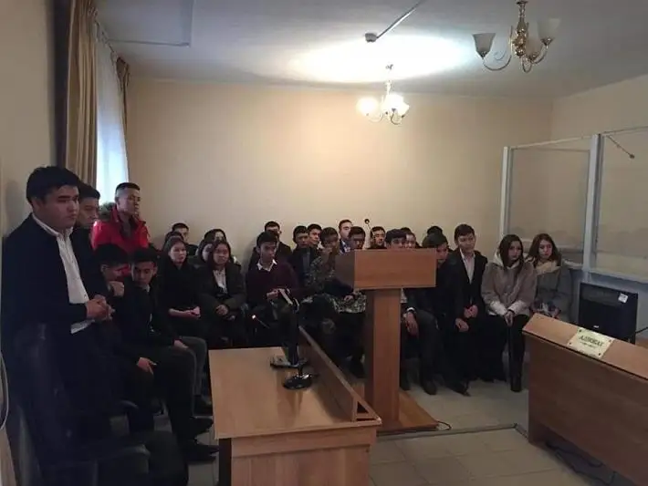 Будущие юристы побывали в военном гарнизонном суде