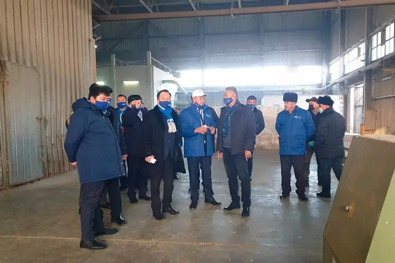 Члены партии «Ак жол» встретились с коллективом завода в Туркестанской области