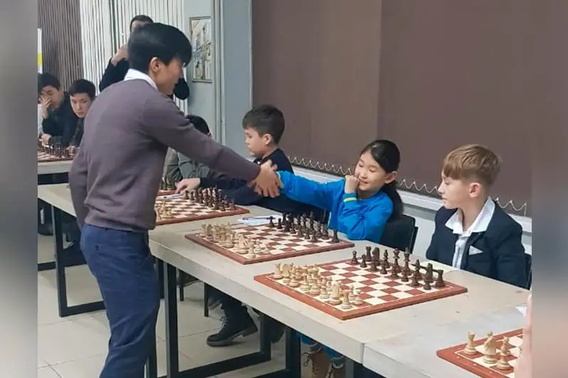 Лучший шахматист Казахстана провел сеанс для детей в честь Дня Независимости