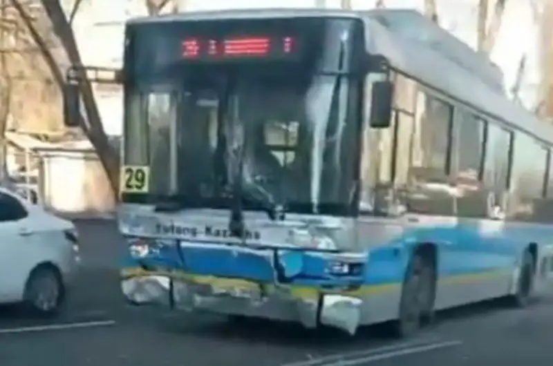 Автобус попал в жесткое ДТП в Алматы: есть пострадавшие