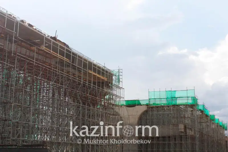 Для укрепления корпоративного духа – в «Астана LRT» объяснили баннеры на стройке