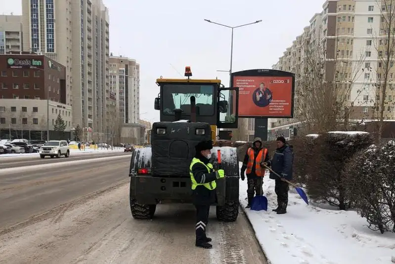 Столичные полицейские содействуют уборке снега на дорогах