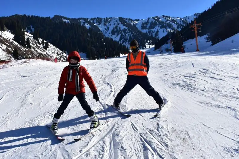 Более 200 особенных детей научат катанию на горных лыжах в Алматы
