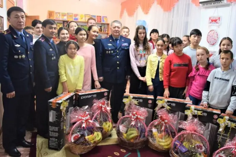 Экскурсию подарили полицейские воспитанникам детской деревни в Атырау