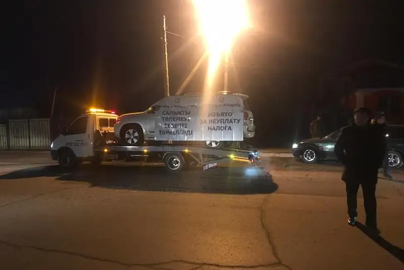 Изъятый за долги внедорожник провезли по Атырау