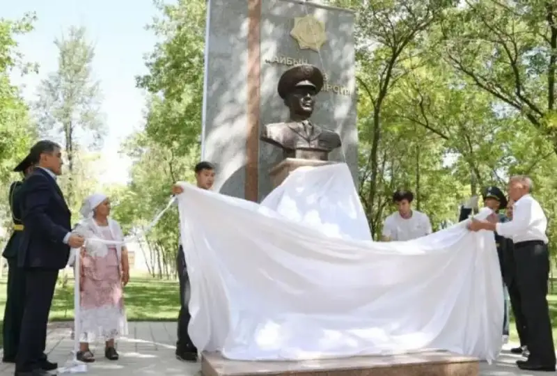 Памятник погибшему пожарному Халық қаһарманы Мейржану Айманову установили в Таразе