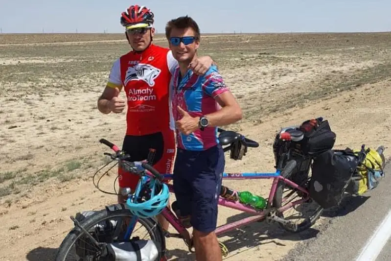 Британский велопутешественник восхитился закатом на Каспии