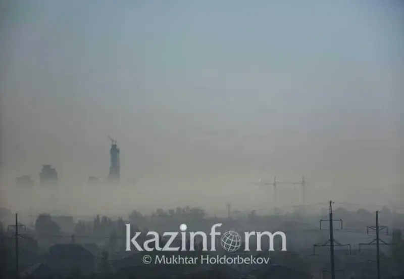 Атырау накрыло смогом от горящих на побережье Каспийского моря тростников