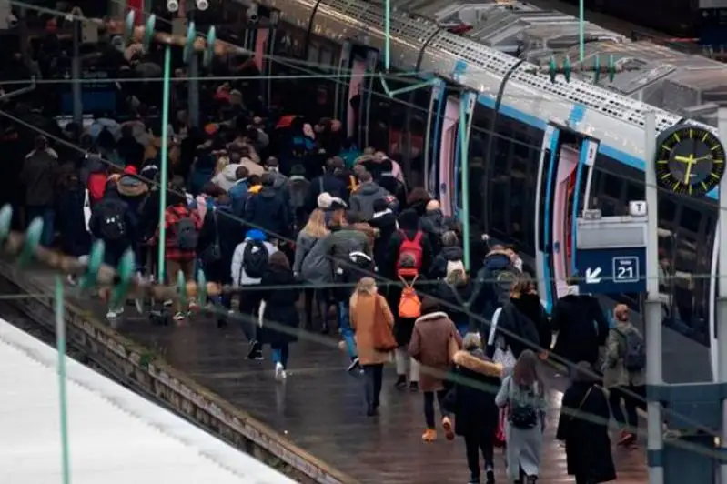 На Рождество в Париже закрыты почти все линии метро, по всей Франции ограничено движение поездов
