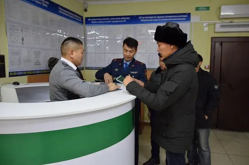 Полицейские ВКО разъясняют миграционное законодательство