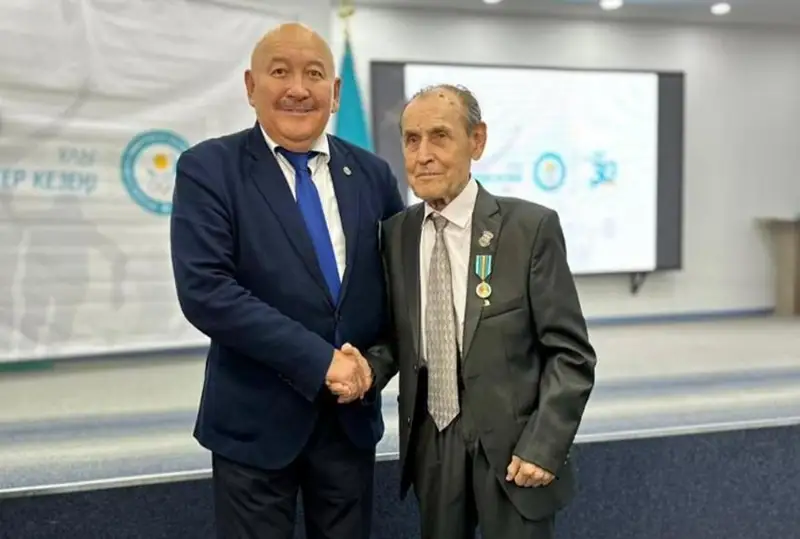 Деятелей спорта наградил Национальный олимпийский комитет РК в Семее