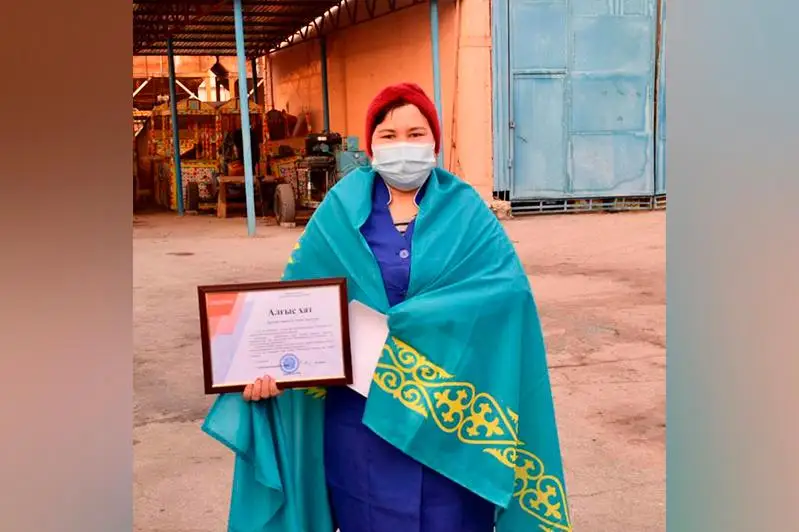 Аким города Туркестан вручил государственный флаг и благодарственные письма 29 горожанам