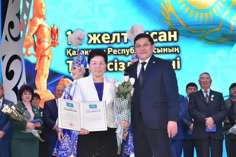 Спасшую ребенка пенсионерку наградили в Шымкенте