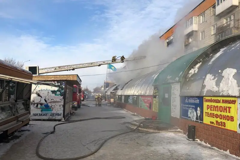 70 человек эвакуировали при пожаре в магазине в Павлодаре