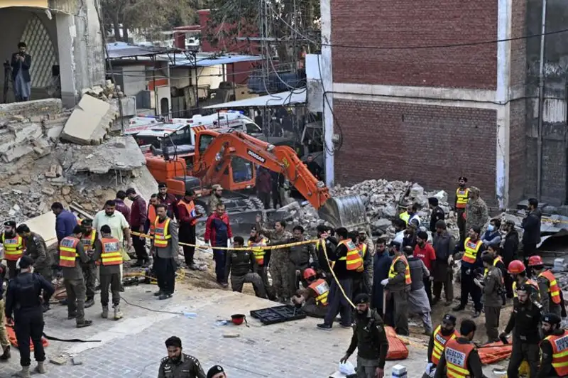 СМИ: число жертв нападения террориста-смертника в Пешаваре выросло до 72