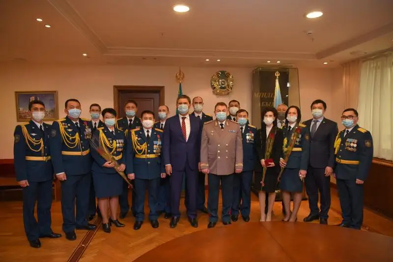 22 сотрудника МЧС награждены госнаградами в честь Дня Независимости