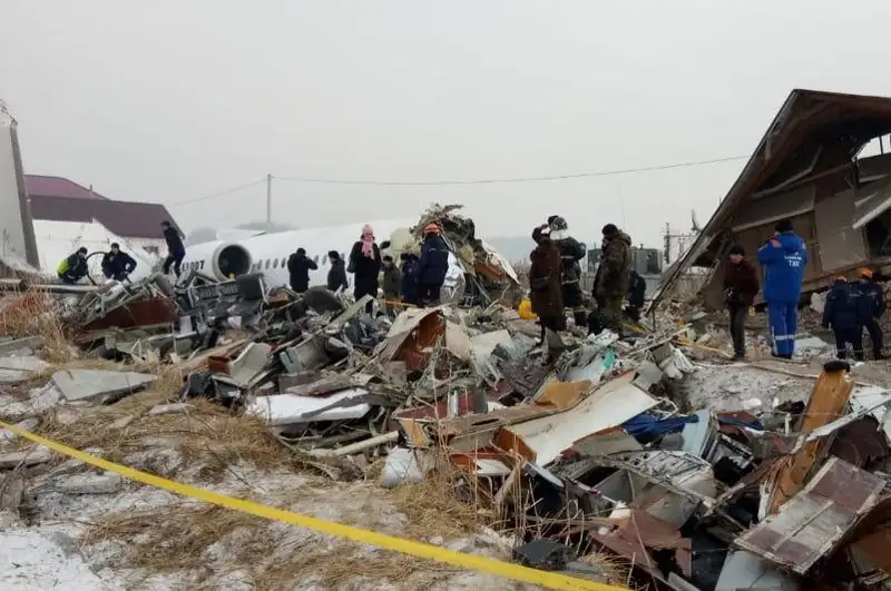 Спасатели работают на месте крушения самолета под Алматы