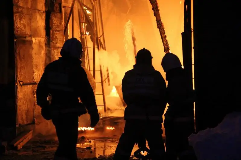 В Усть-Каменогорске назвали предварительную причину крупного пожара в цеху