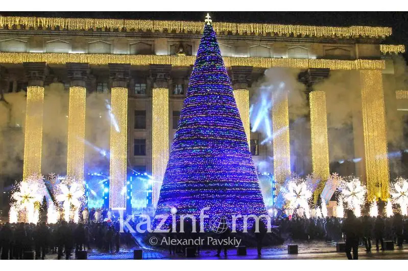 В Алматы зажгли главную елку