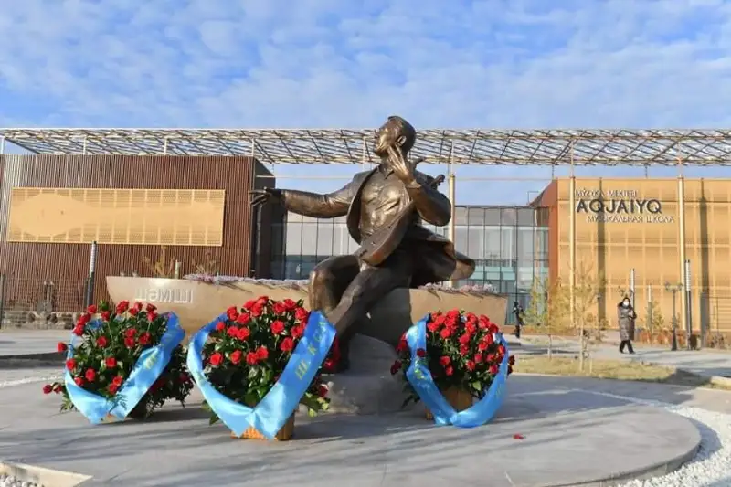 В Туркестане открыли памятник Шамши Калдаякову