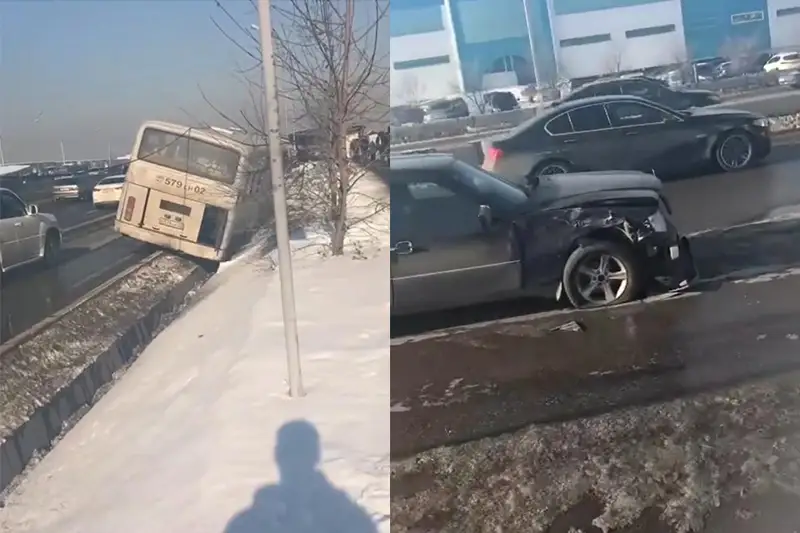 Легковушка столкнулась с автобусом на барахолке в Алматы: пострадали 8 человек