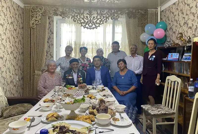 Аким Тараза навестил 96-летнего ветерана-фронтовика