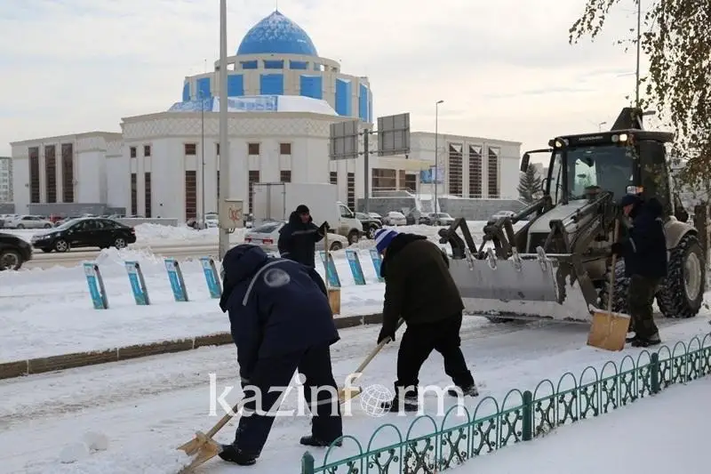 Более двух тысяч рабочих убирают снег в Нур-Султане