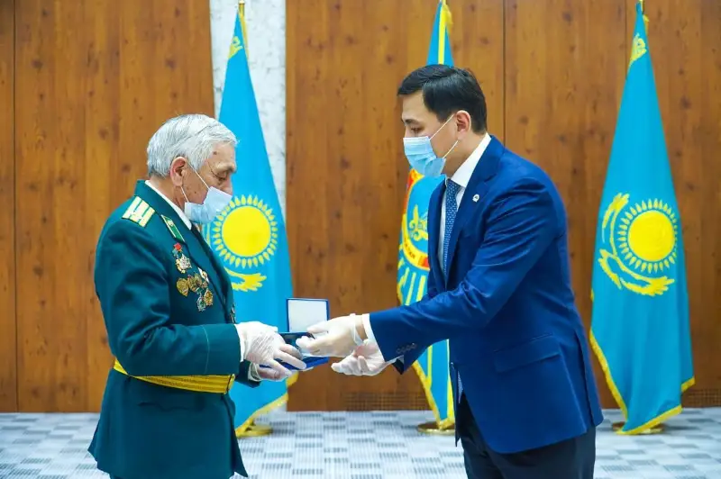 Врачам, учителям и соцработникам Нур-Султана вручили госнаграды