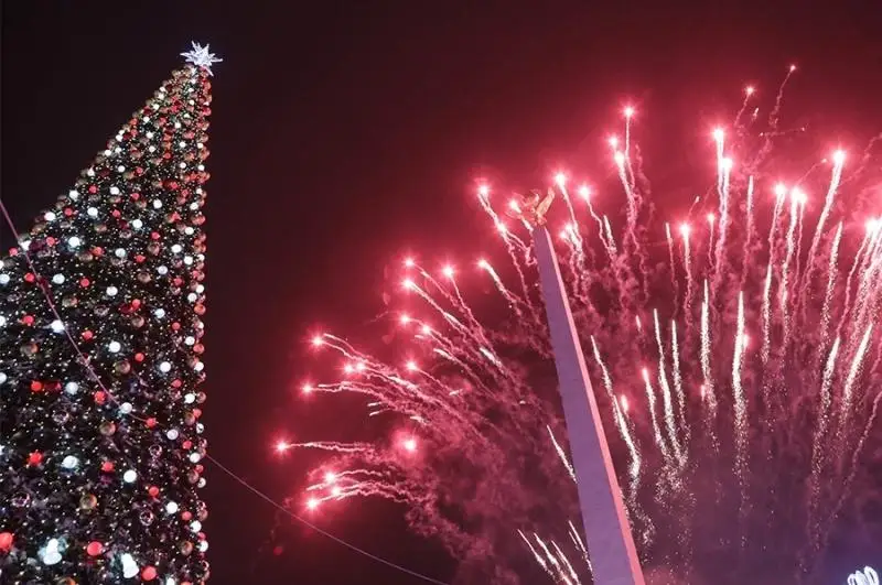 200 Дедов Морозов и Снегурочек участвовали в зажжении главной елки Караганды