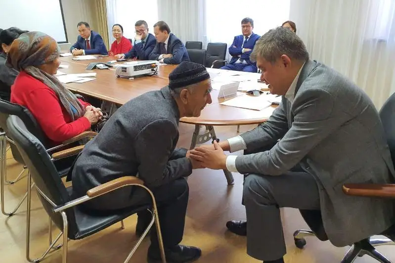 Как Елжан Биртанов принимал 79-летнего дедушку в общественной приемной Nur Otan