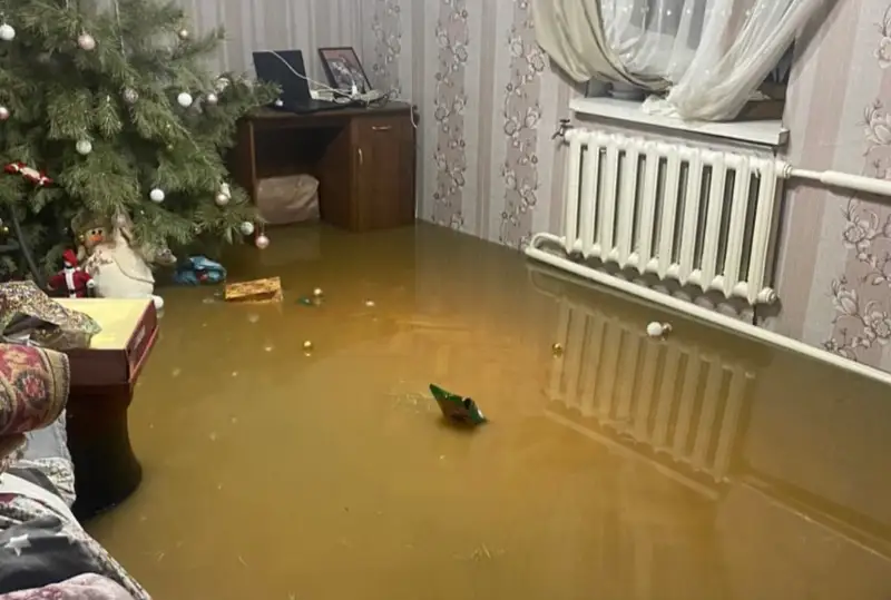 Частный сектор подтопило из-за порыва трубы в Костанае