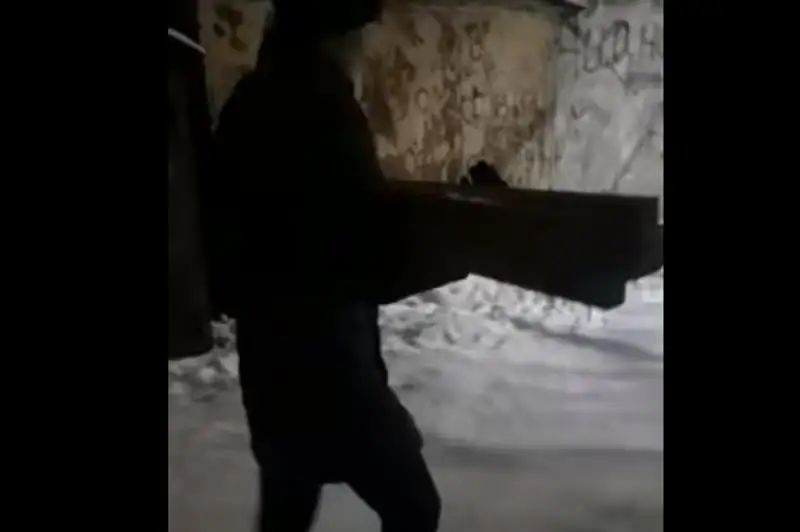 Алматинец разобрал на дрова скамейку в парке