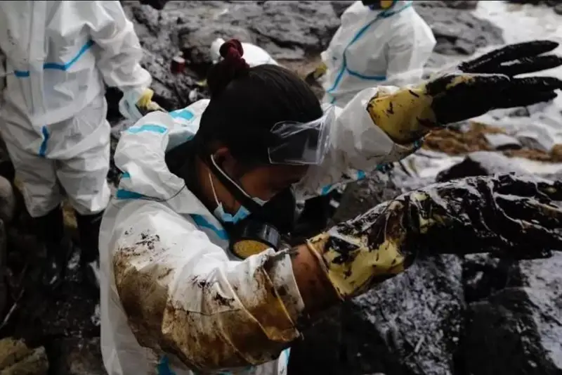 Разлив мазута на Филиппинах: жители жалуются на тошноту и головокружение