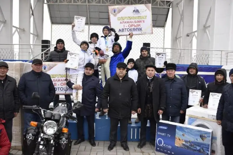 Победителей в соревнованиях по футболу, казак курес и байге наградили в Абайской области