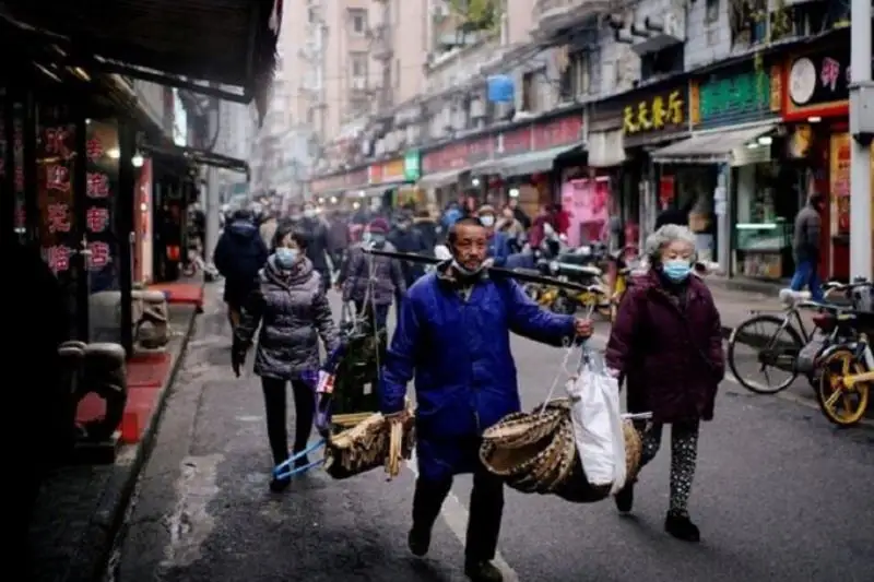 Коронавирус в мире: Twitter грозит блокировать противников вакцины, заболел президент Франции