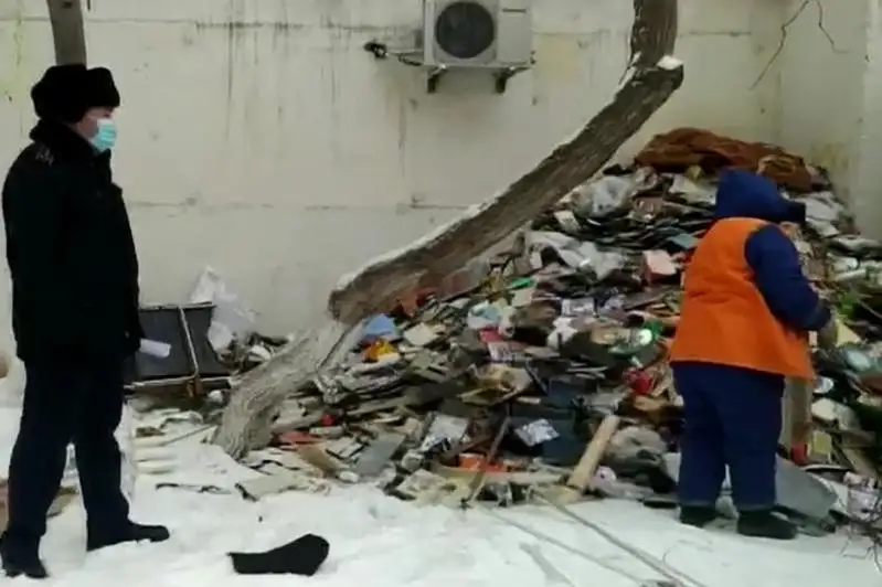 Несколько грузовиков мусора вывезли из квартиры жителя Нур-Султана