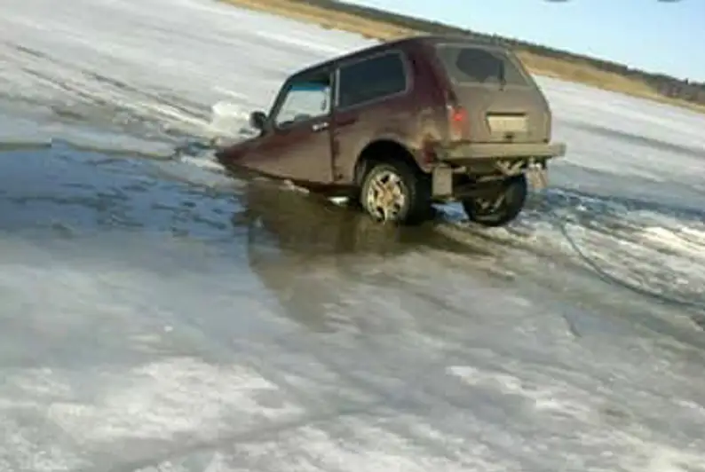 Три автомобиля провалились под лед за сутки в ВКО