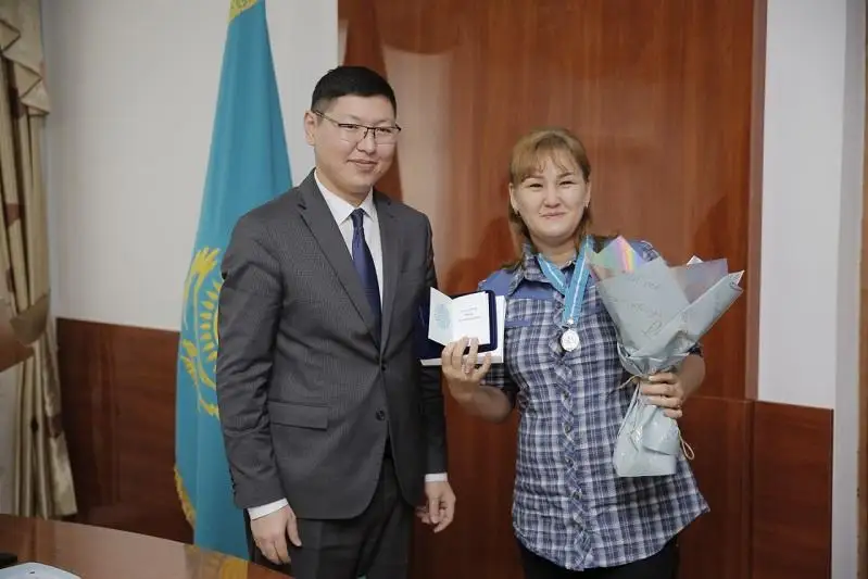 26 матерей наградили подвесками «Алтын алқа» и «Күміс алқа» в Атырау